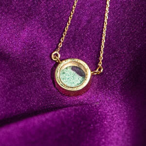 Precious Dust Line – Emerald Small Necklace – H8238