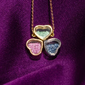 Precious Dust Line – Necklace Ruby, Emerald, Sapphire Hearts – H8281