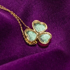 Precious Dust Line – Necklace Emerald Hearts Necklace – H8282